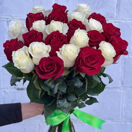 Букет «Баланс» из красных и белых роз - купить с доставкой в по Шабылкино