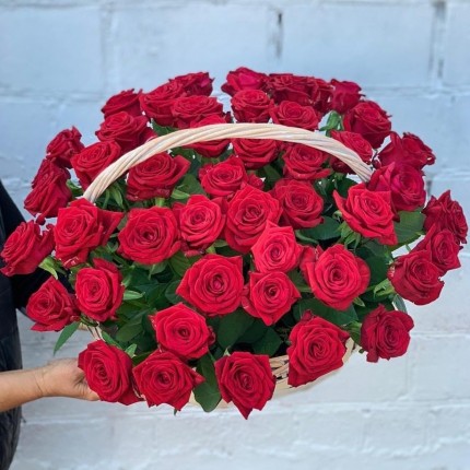 Корзинка "Моей королеве" из красных роз с доставкой в по Шабылкино
